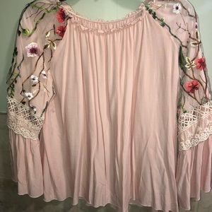Beautiful blouse/bell sleeves. 1 sz L- 2XL.